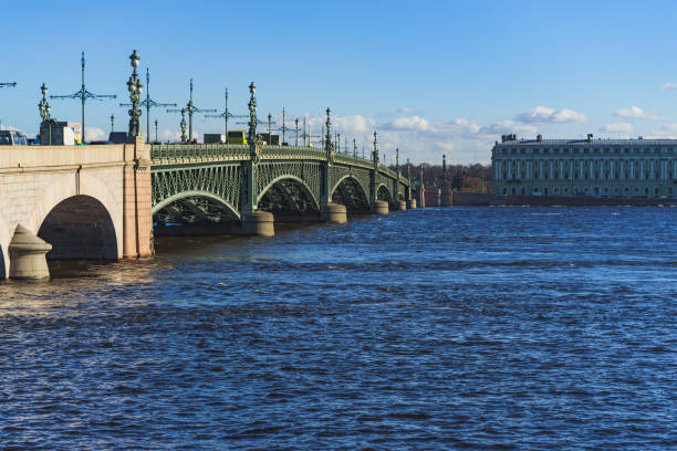 троицкий мост в санкт-петербурге, весна - st petersburg стоковые фото и изображения