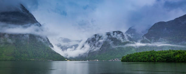 pluie et nuages sous le lac de montagne à hallstatt au printemps - 2274 photos et images de collection