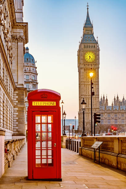 tradycyjna czerwona budka telefoniczna w londynie - big ben london england international landmark traditional culture zdjęcia i obrazy z banku zdjęć