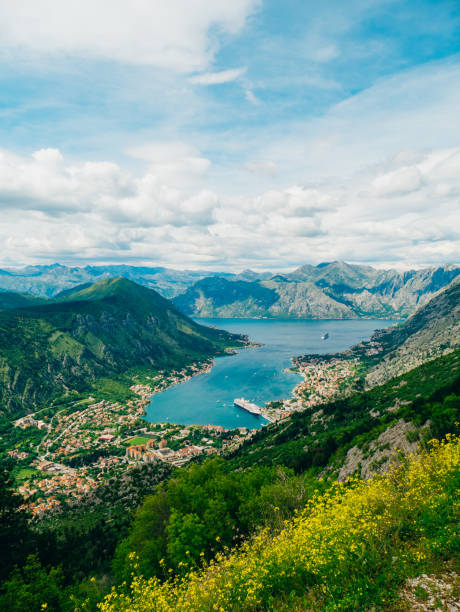 zatoka kotor z wysokości. widok z góry lovcen do zatoki - montenegro kotor bay fjord town zdjęcia i obrazy z banku zdjęć