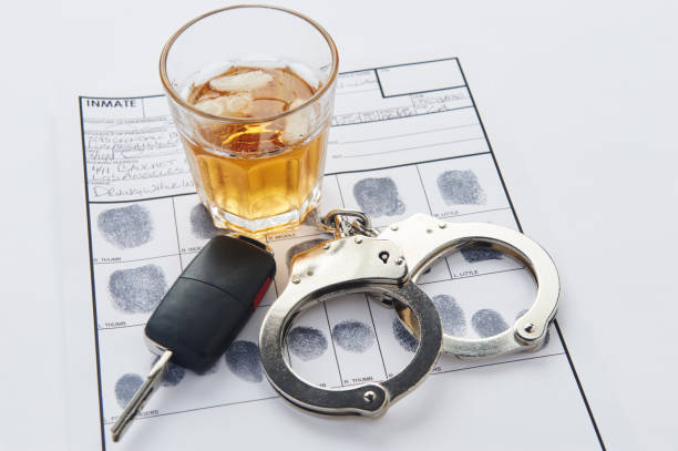 algemas, chaves e vidro do álcool no gelo sobre o cartão da cópia do dedo - drunk driving alcohol alcoholism car - fotografias e filmes do acervo