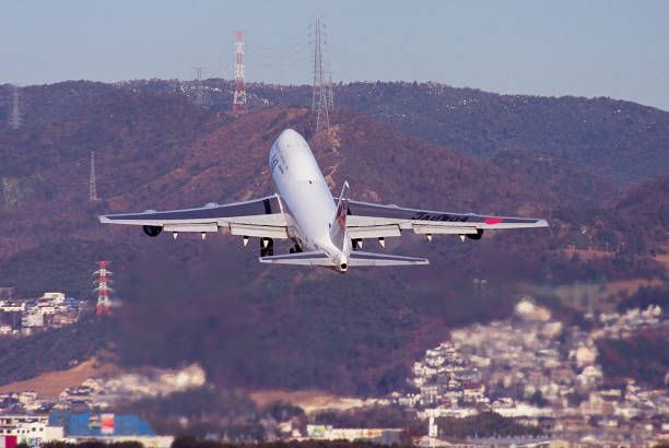 nostalgia, boeing747 jato decolando no aeroporto de itm - boeing 747 airplane commercial airplane jet - fotografias e filmes do acervo