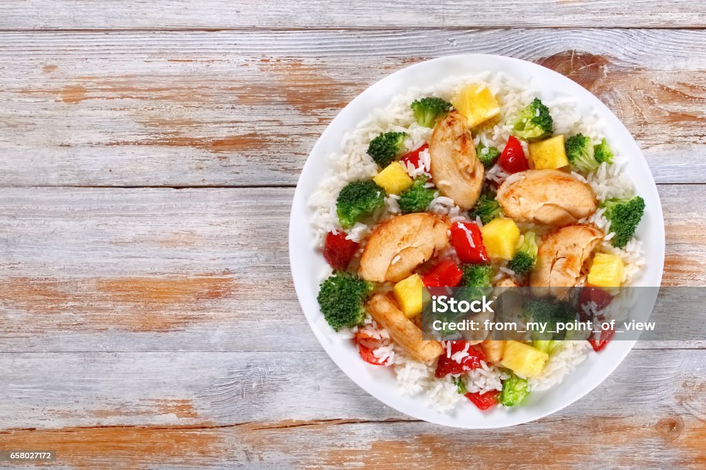 pollo crujiente y verduras fritas en el wok - Foto de stock de Pollo libre de derechos