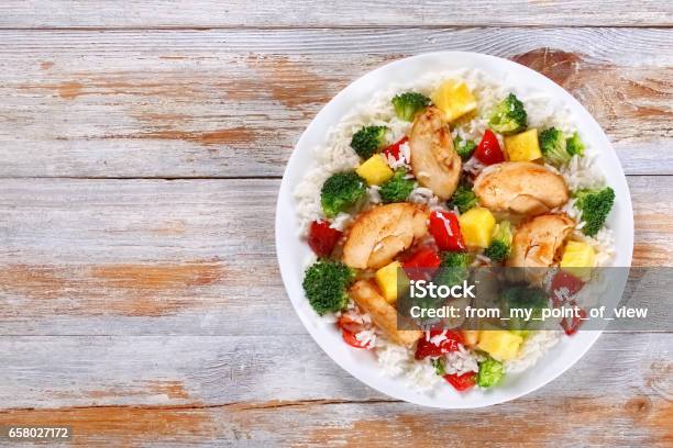 Pollo Crujiente Y Verduras Fritas En El Wok Foto de stock y más banco de imágenes de Pollo - Pollo, Arroz - Comida básica, Sofrito