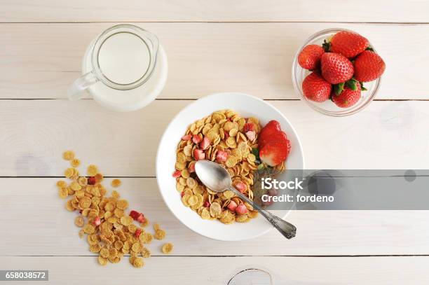 Copos De Maíz Con Fresas Y Leche Un Desayuno Saludable Foto de stock y más banco de imágenes de Top