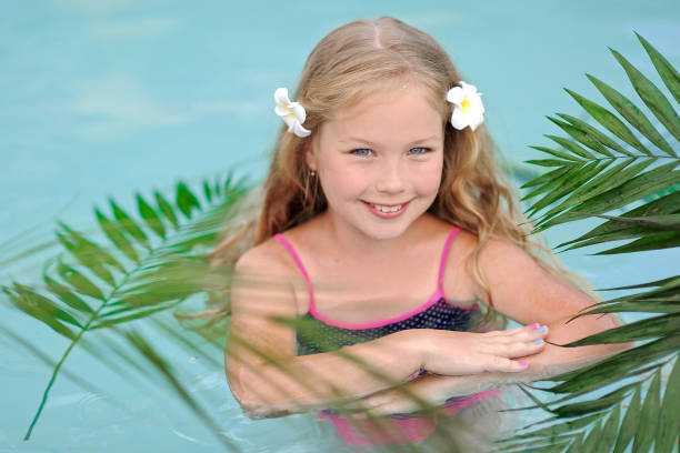 retrato de niña en estilo tropical en una piscina - 16296 fotografías e imágenes de stock