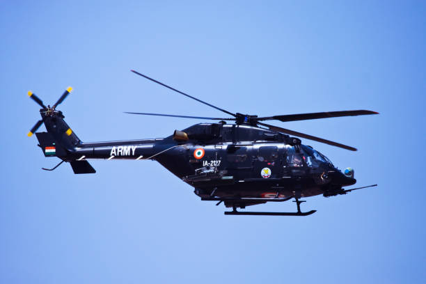 dhruv armado voando no aero india - transport helicopter - fotografias e filmes do acervo