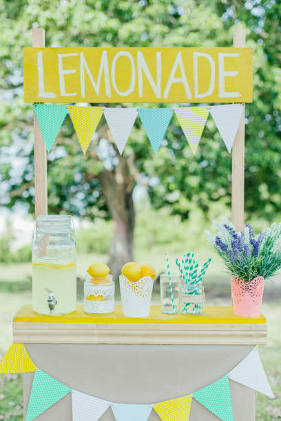limonade à vendre - retro revival lemonade stand old fashioned lemonade photos et images de collection