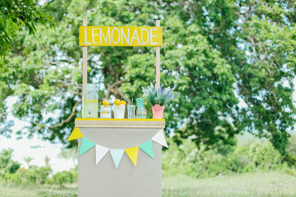 lemonade for sale - retro revival lemonade stand old fashioned lemonade imagens e fotografias de stock
