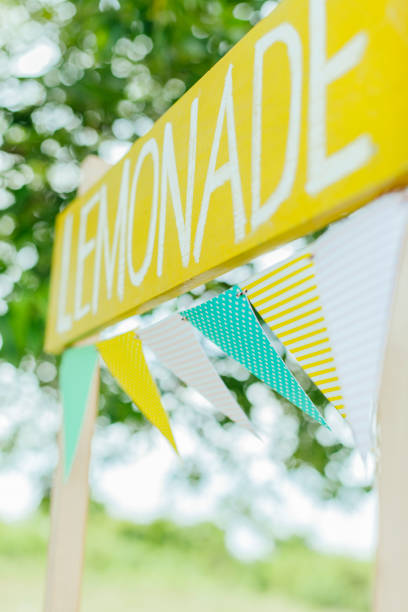 lemonade for sale - retro revival lemonade stand old fashioned lemonade imagens e fotografias de stock