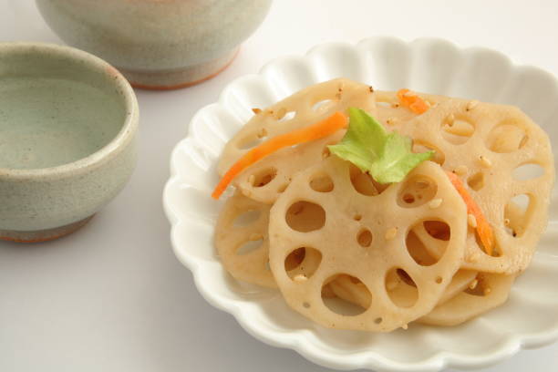 煮物蓮根と酒、和食 - lotus root 写真 ストックフォトと画像