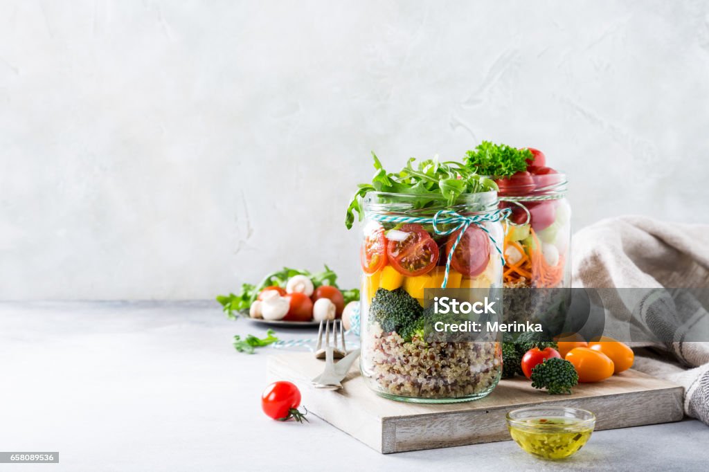 Salat im Glas mit quinoa - Lizenzfrei Gesunde Ernährung Stock-Foto