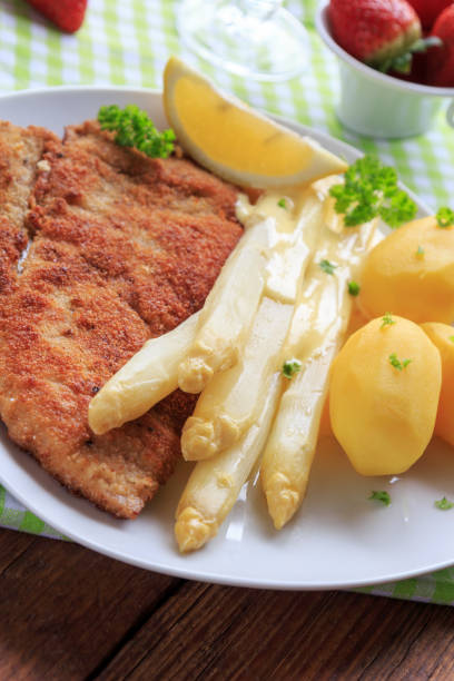 istock Asparagus with schnitzel and boiled potatoes 658093606