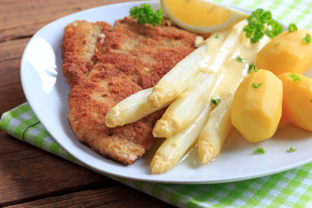 schnitzel und salzkartoffeln spargel mit - essen und photos et images de collection