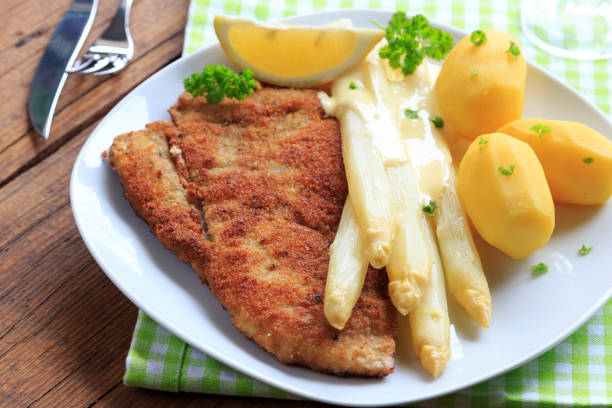 schnitzel und salzkartoffeln spargel mit - essen und photos et images de collection