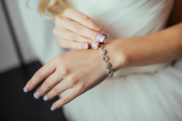 de la boda. día de la boda. pulsera de lujo en la novia de la mano las manos cerca de la novia antes de la boda. accesorios de la boda. enfoque selectivo. - female bracelet fotografías e imágenes de stock