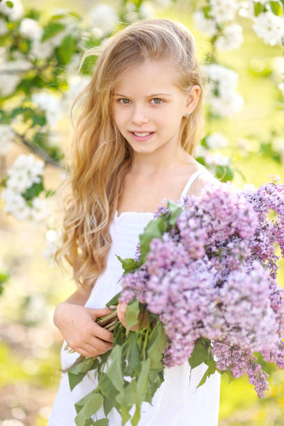 portrait of little girl outdoors in summer portrait of little girl outdoors in summer 11154 stock pictures, royalty-free photos & images