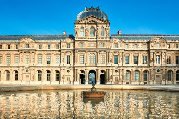 blick auf den berühmten louvre in paris mit reflexion - paris square architecture travel destinations urban scene stock-fotos und bilder