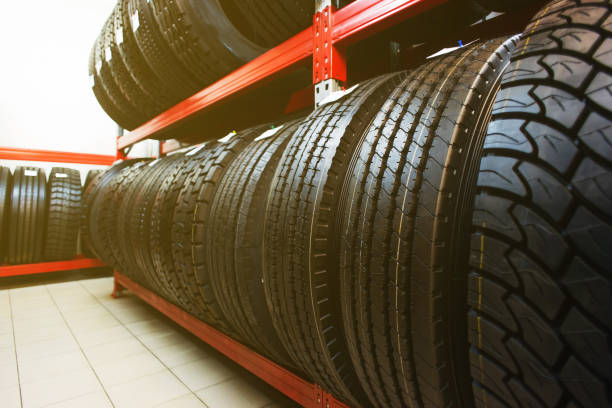 neumáticos de coche de almacén. muchos neumáticos negro - tire car wheel macro fotografías e imágenes de stock