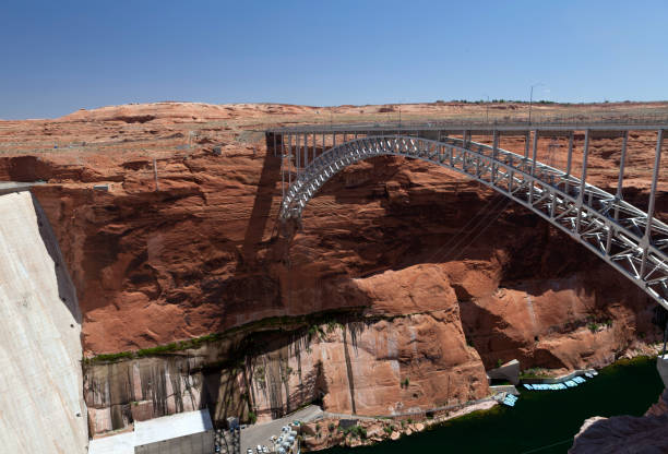 мост возле плотины на озере пауэлл в каньоне глен - river water outdoors canyon стоковые фото и изображения