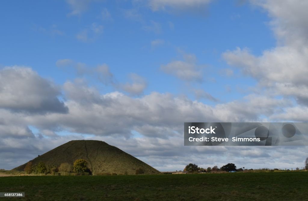 Silbury Hill Silbury Hill, prehistoric, artificial, chalk, mound, Avebury, Wiltshire, Stonehenge Iron Age Stock Photo