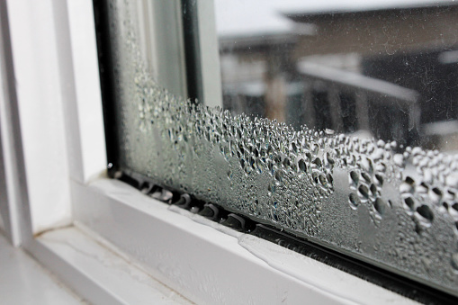 Agua de condensación en ventanas durante el invierno photo