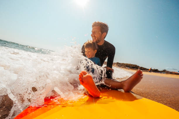 navegando con mi papá - surfing beach family father fotografías e imágenes de stock