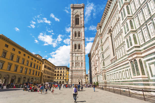 колокольня джотто на площади дуомо во флоренции - renaissance florence italy piazza duomo italy стоковые фото и изображения