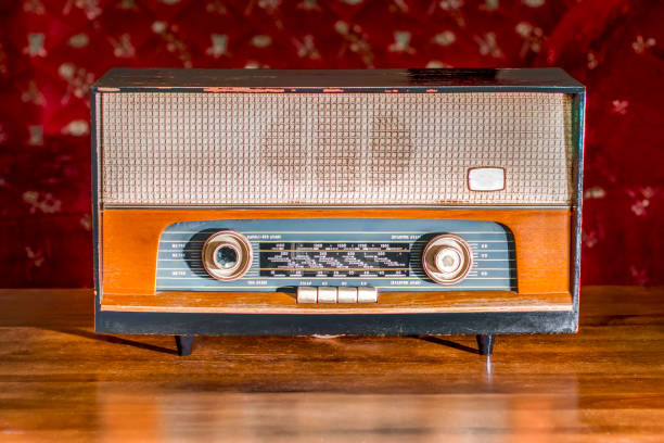 istock antique radio 658184054