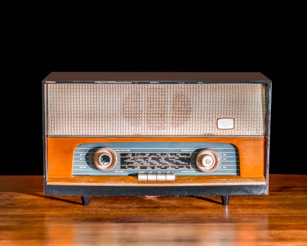 istock antique radio 658184970
