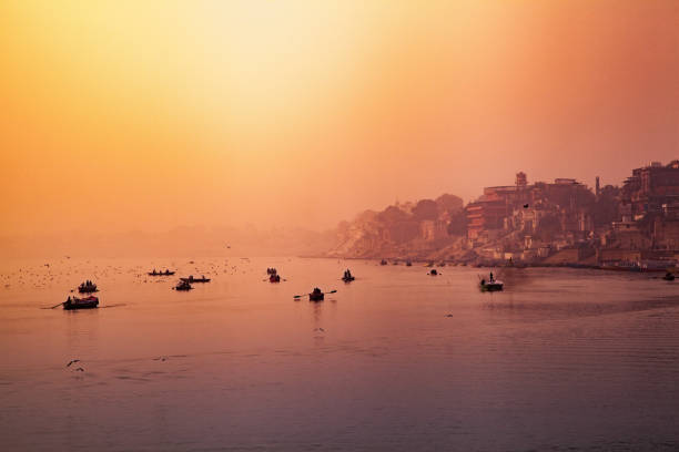 ghats (banques) sur le gange - india ganges river indian culture varanasi photos et images de collection