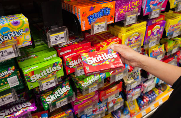 un paquet d’origine skittles fruits au supermarché - ice pack photos photos et images de collection