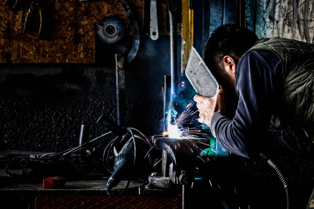 sparks - tailler de pipes de soudage - pipefitter photos et images de collection