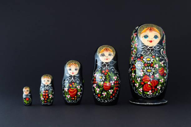 bellissime bambole nere russe che nidificano - russian nesting doll russian culture doll babushka foto e immagini stock