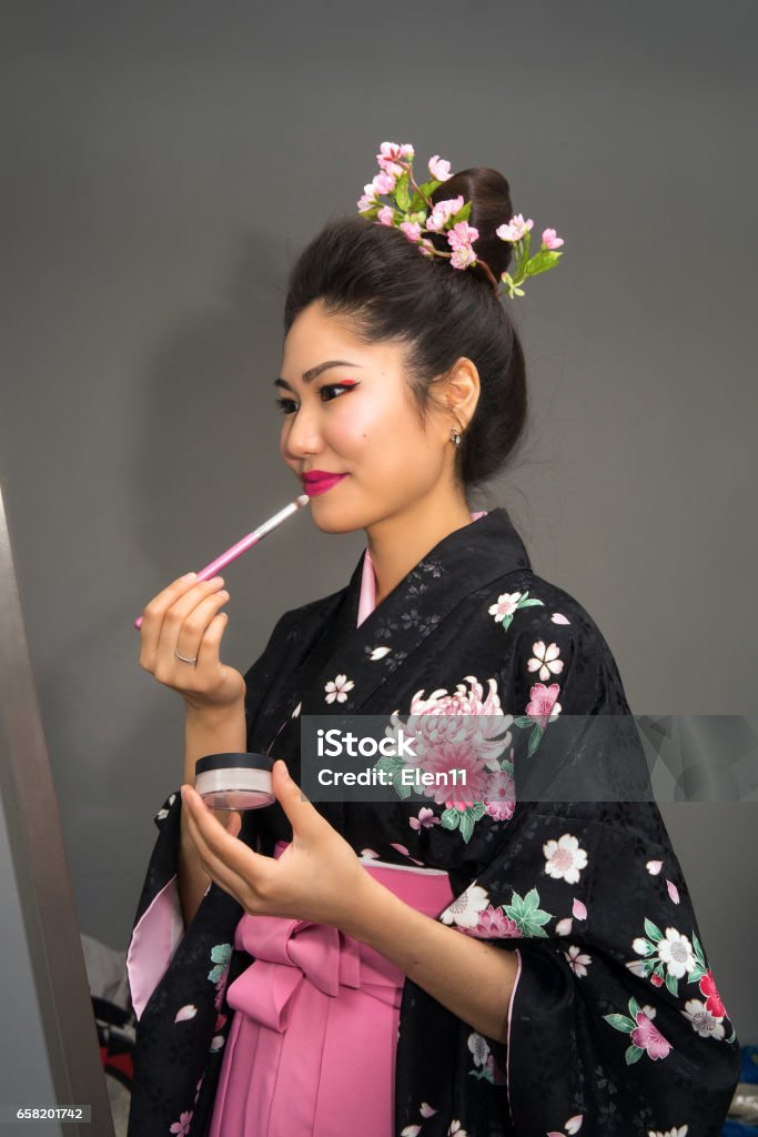  Actriz Se Prepara Para El Desempeño Detrás Del Escenario Geisha En Maquillaje Tradicional Kimono Japonés Foto de stock y más banco de imágenes de Adulto