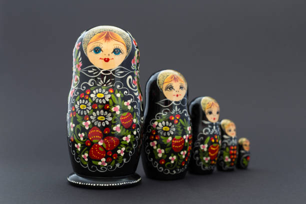 hermosas muñecas de anidación rusas negro - babushka russian nesting doll doll green fotografías e imágenes de stock