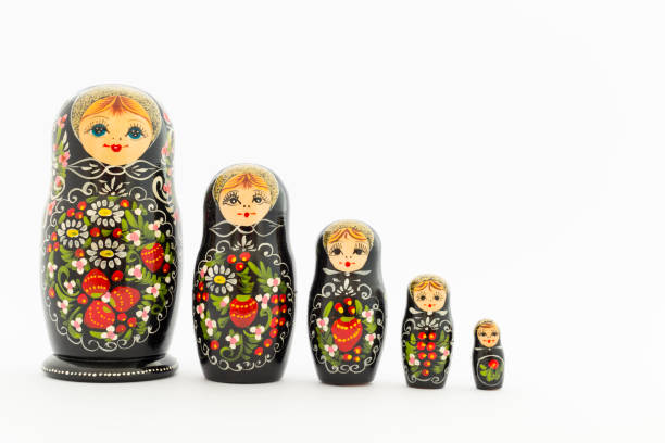 hermosas muñecas de anidación rusas negro - babushka russian nesting doll doll green fotografías e imágenes de stock