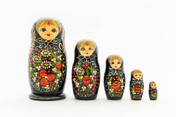 hermosas muñecas de anidación rusas negro - babushka russian nesting doll doll green fotografías e imágenes de stock
