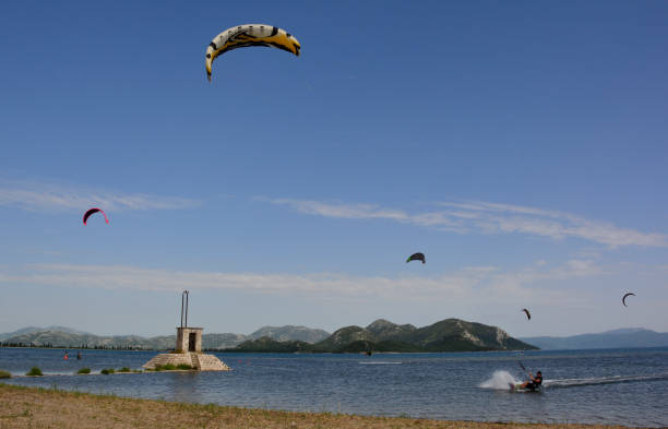 違近くカイト サーフィン - kiteboarding sunlight croatia dalmatia ストックフォトと画像