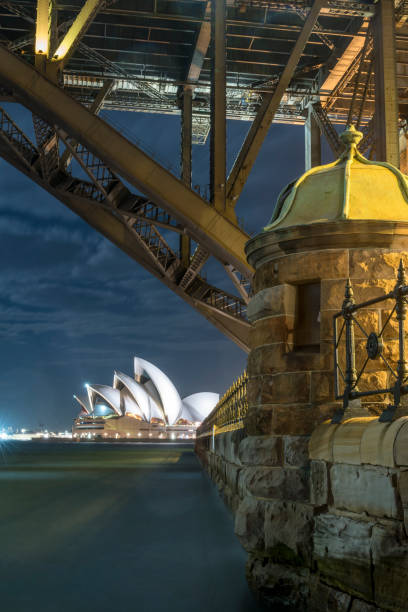 bridge et sydney opera house - sydney harbor bridge sydney opera house vertical australia photos et images de collection