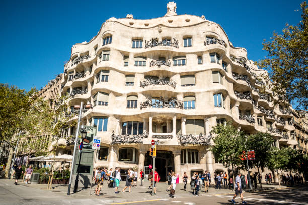 turistas em frente a famosa casa mila, barcelona, espanha - barcelona la pedrera spain catalonia - fotografias e filmes do acervo