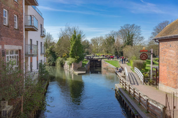 el río kennet en newbury central - newbury port fotografías e imágenes de stock