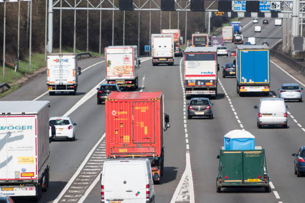 движение по британской автомагистрали - m1 стоковые фото и изображения