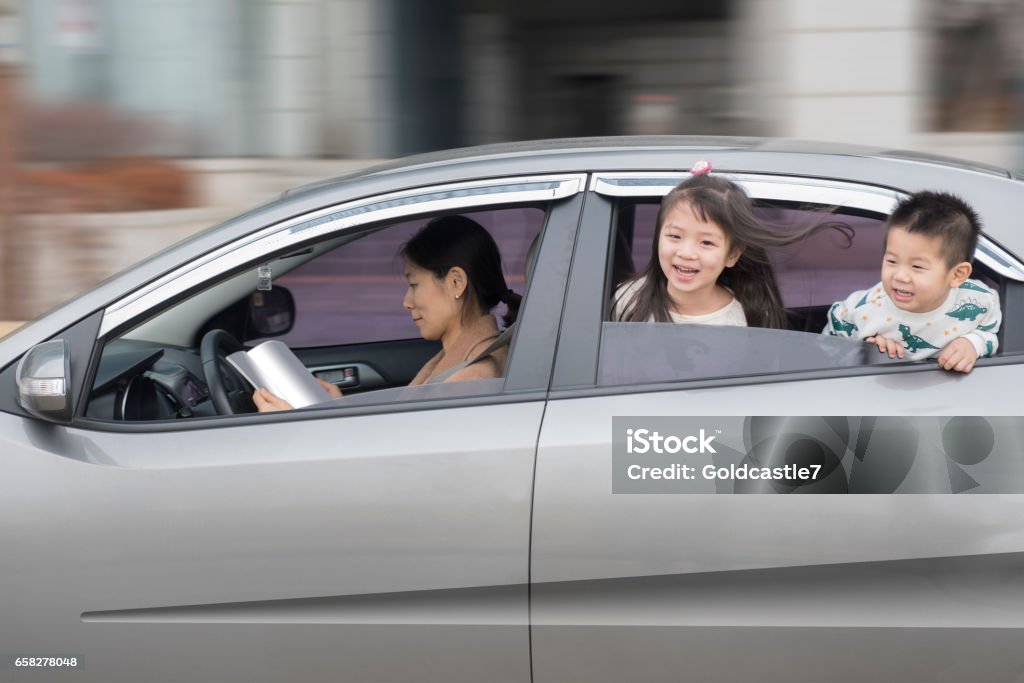 Famiglia autonoma e felice - Foto stock royalty-free di Tecnologia autonoma