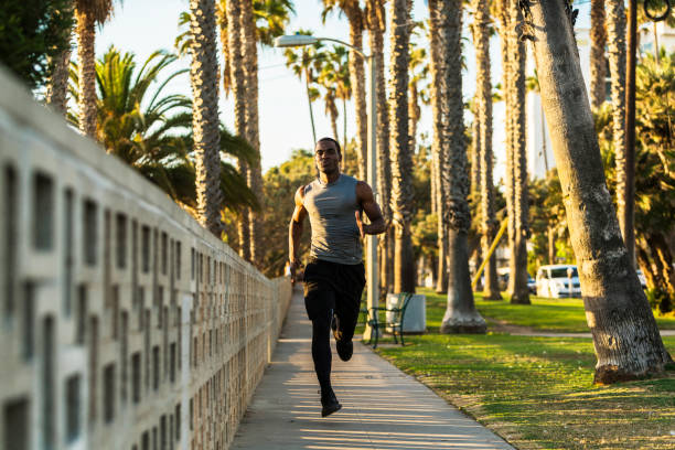 joven atleta negro hombre haciendo ejercicio en el parque, los angeles - santa monica city of los angeles night los angeles county fotografías e imágenes de stock