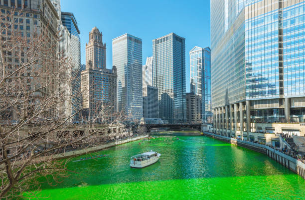 istock Dyeing the Chicago River green 658326490