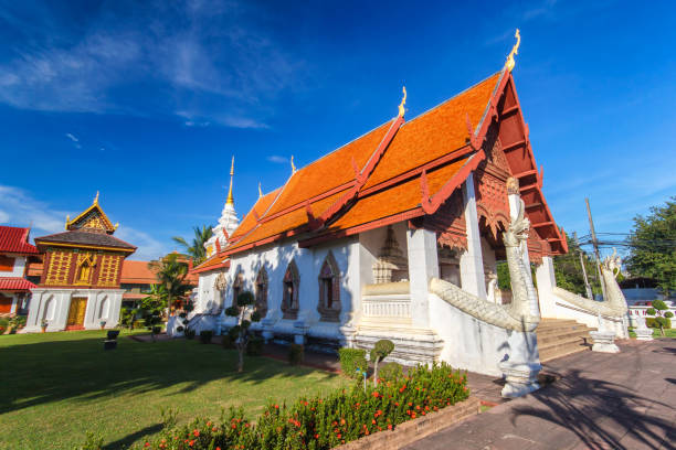 świątynia w północnej tajlandii, po lewej stronie jest biblioteka buddyjskich pisma świętego. buddyjska świątynia wat huakuang, prowincja nan, tajlandia - cleric traditional culture spirituality religion zdjęcia i obrazy z banku zdjęć