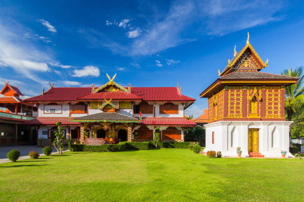świątynia w północnej tajlandii, po lewej stronie jest biblioteka buddyjskich pisma świętego. buddyjska świątynia wat huakuang, prowincja nan, tajlandia - cleric traditional culture spirituality religion zdjęcia i obrazy z banku zdjęć