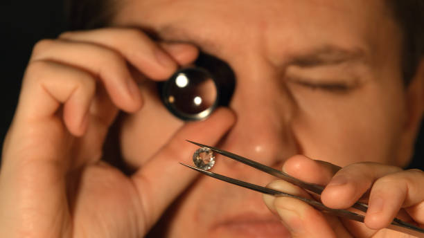 남성 리뷰의 초상화와 보석을 평가 - diamond jeweller jewelry examining 뉴스 사진 이미지