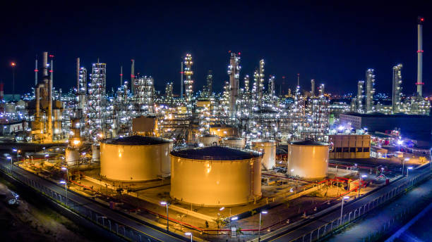 impianto di raffineria di petrolio dal punto di vista a volo d'uccello - refinery factory night petroleum foto e immagini stock